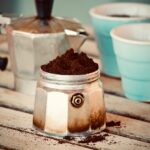 Bucce di banana in vaso insieme a piante, alternativa ai fondi di caffè per evitare muffa.