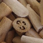 Luffa secca e sbucciata pronta per l'uso come spugna sotto la doccia.